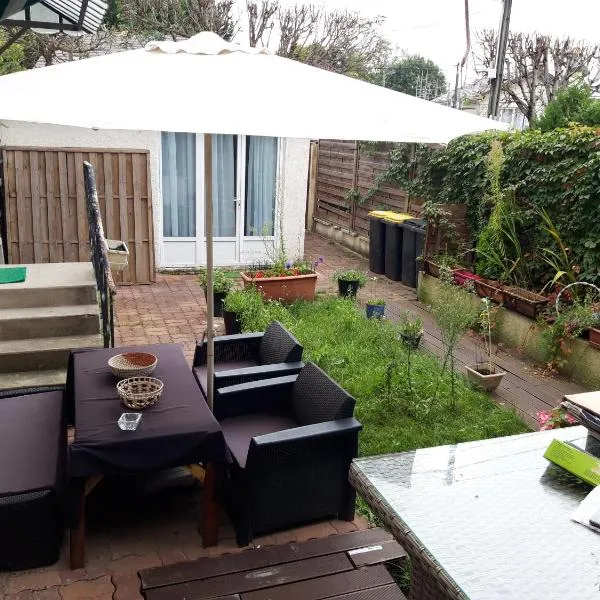 Appartement individuel dans charmante maison de ville à la française, hotel in Gagny