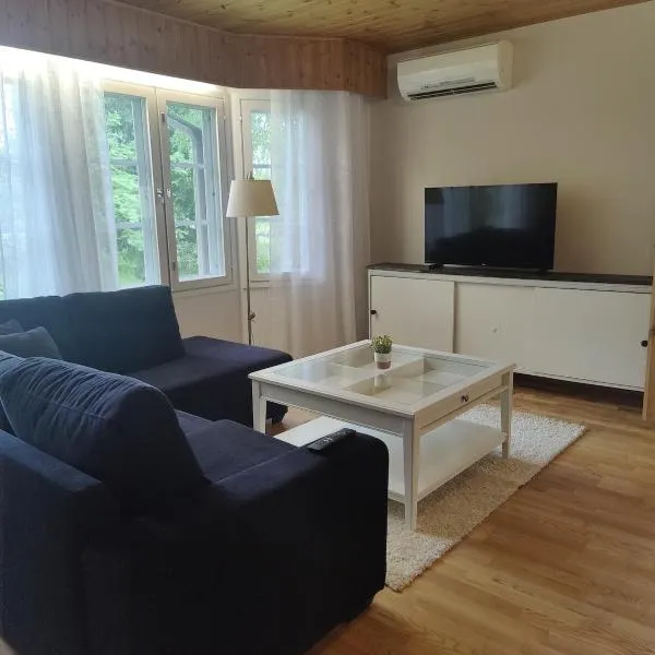 Kodikas talo lammen rannalla, hotel in Raahe