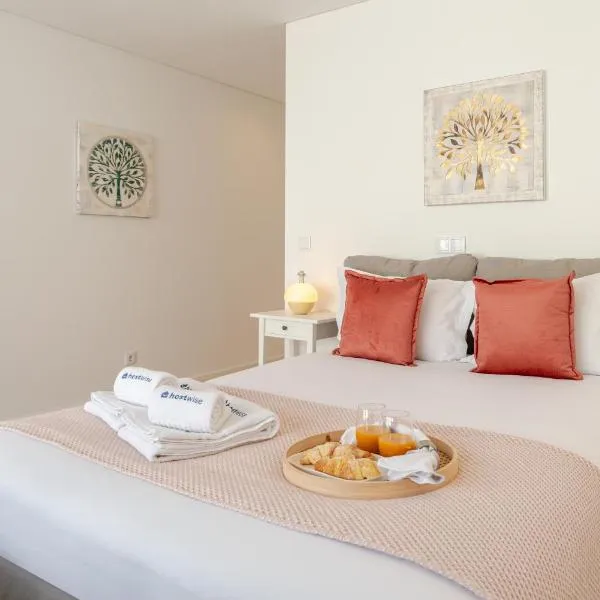 HostWise Cozy Studio with Balcony and Garage, hotel em Leça da Palmeira