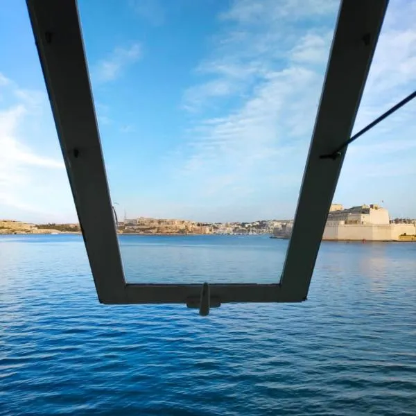 SeaFront Apartment In Valletta, хотел в Валета