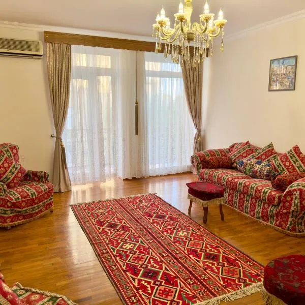 Sea View Old City Apartment, hotel di Baku