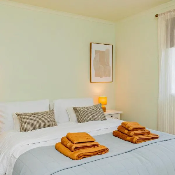 Fresh, stylish apartment, Hotel in Sherborne Saint John