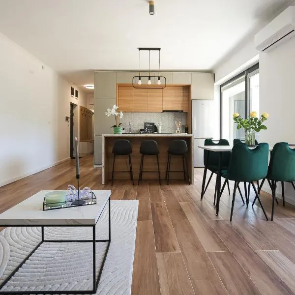 Luxury Landing 4 - centrally located accomodation with private parking Targu Mures, hotel en Târgu Mureș