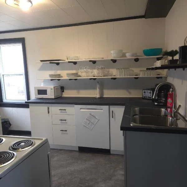 Minutes to Downtown & Ideal for Long-term Stays, hotel in Kingston