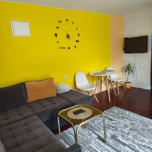 Sunshine apartment near the zoo, free parking, hotel v destinaci Sarajevo