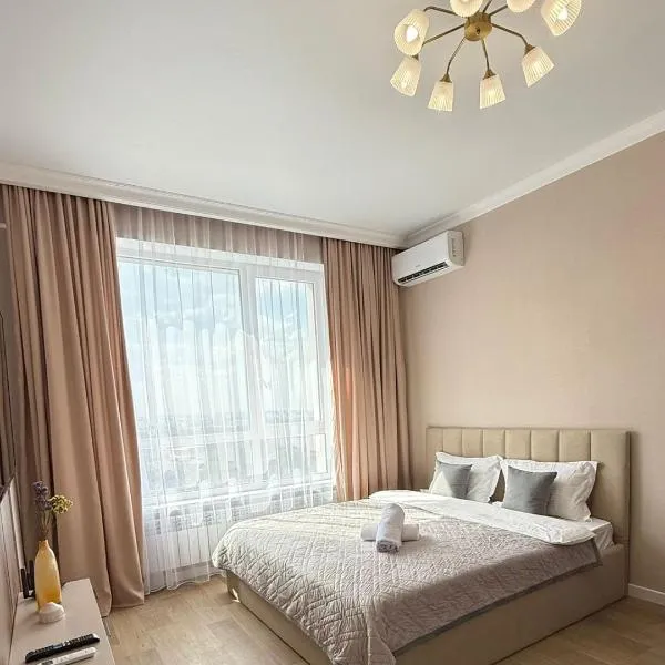 Светлая и уютная квартира с видом на горы, рядом с ТРЦ, hotel in Almaty