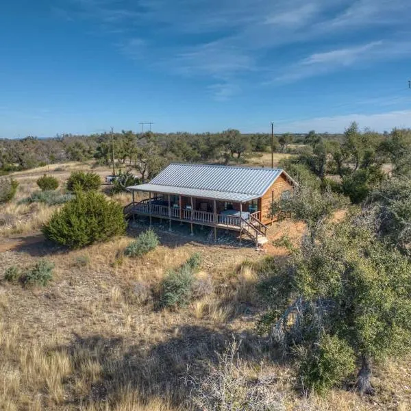 Rocky Ridge Cedar Cabin with Hot Tub & Amazing Views, מלון בCrabapple