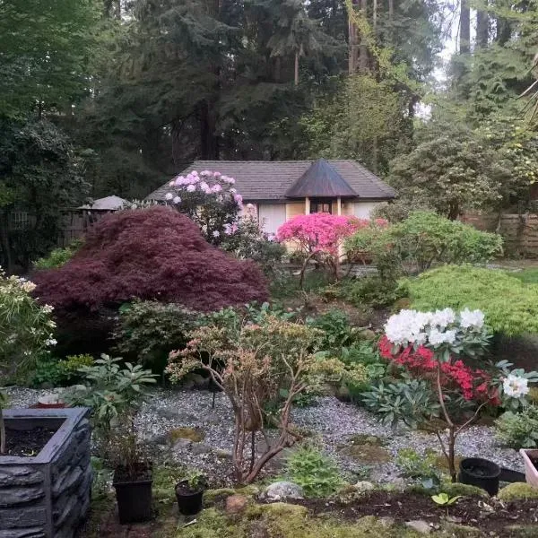 Quiet Backyard Cabin, hotel in North Vancouver