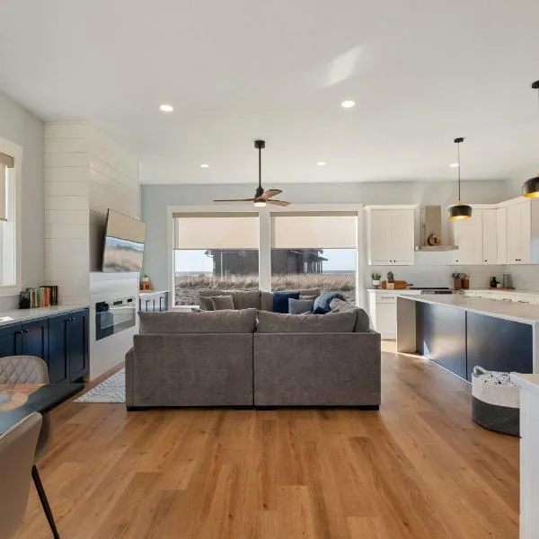 Brand-New Beach Retreat Hot Tub Sleeps 13, hotel in Westport