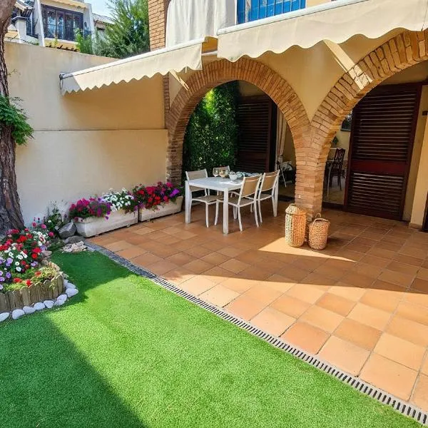Apartamento con Jardín a 30 segundos de la playa, hotel di Calella de Palafrugell