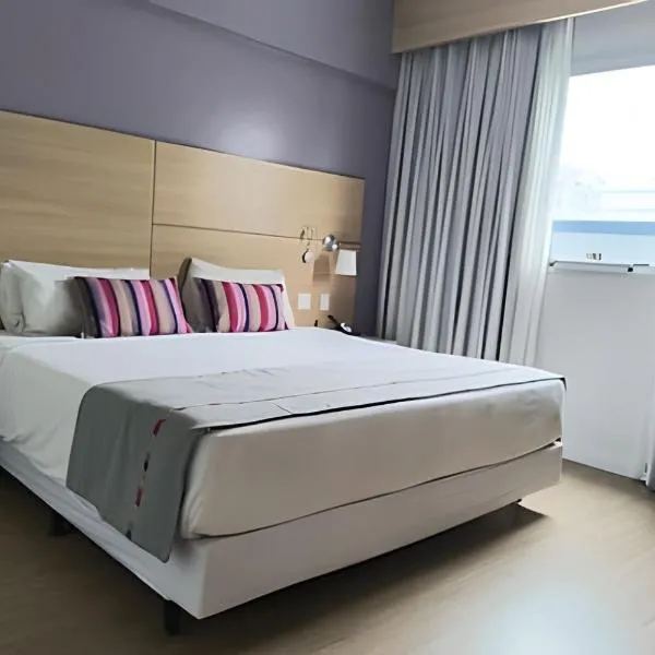 Suíte em flat no Gonzaga Stay Helbor، فندق في سانتوس