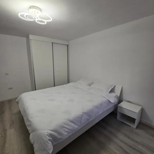Apartament confortabil, ideal pt 2 adulti si 2 copii sau 3 adulti, ξενοδοχείο σε Ρίμνικου Βίλτσεα