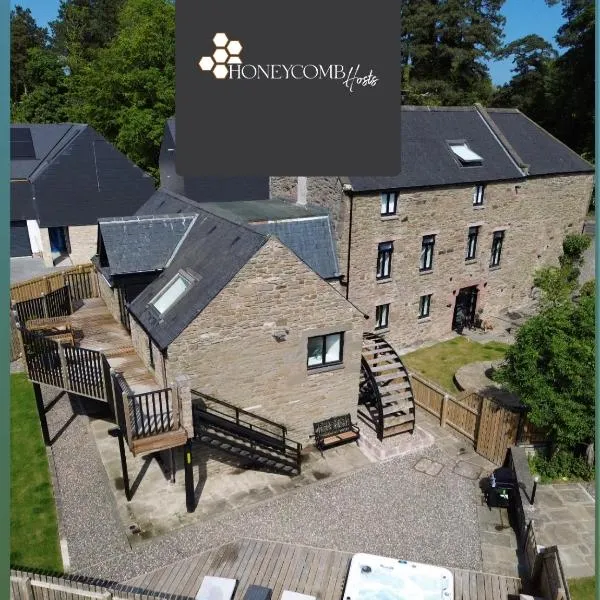 CORN FLOUR LODGE at PITKERRO MILL, 3 double bedrooms with TVs, 1 en-suite, 2 further bathrooms, fully equipped kitchen, large family dining area, FREE parking and WiFi, HOT TUB, private garden, short mid and longterm stays available with HONEYCOMB HOSTS, hotel in Dundee