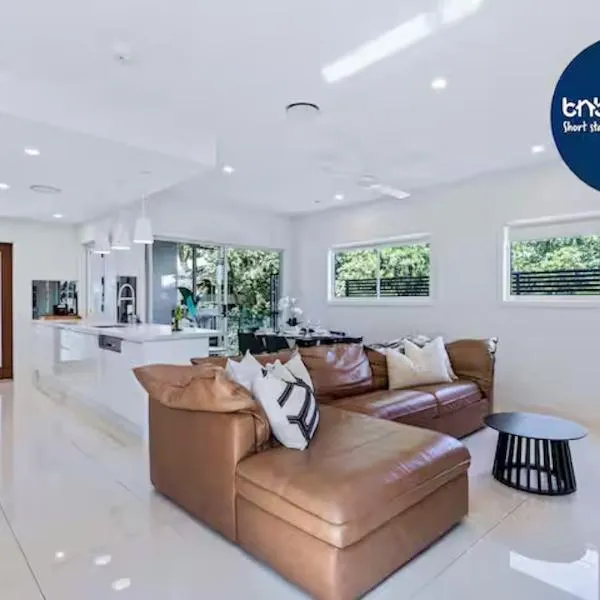 Park Avenue Luxe Chic Townhouse Sleeps 9, Carpark, hotel in Brisbane
