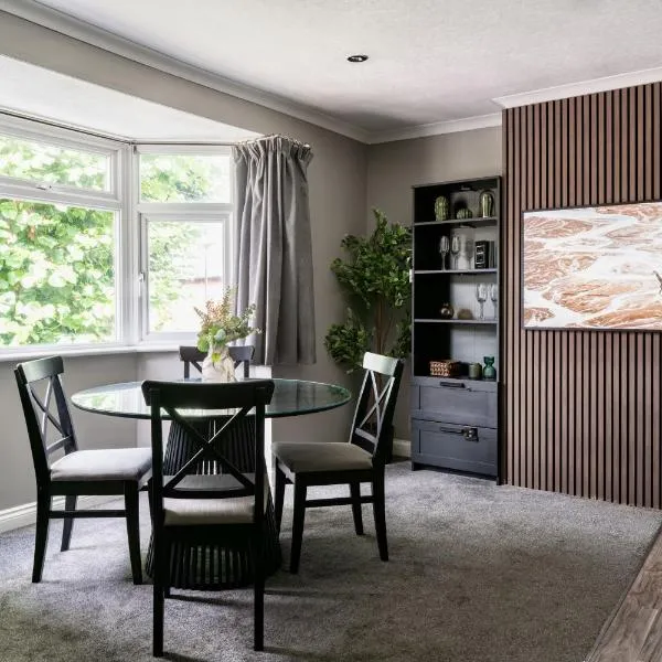 The Willow, Stylish & Central Home with Parking, Hotel in Leicester