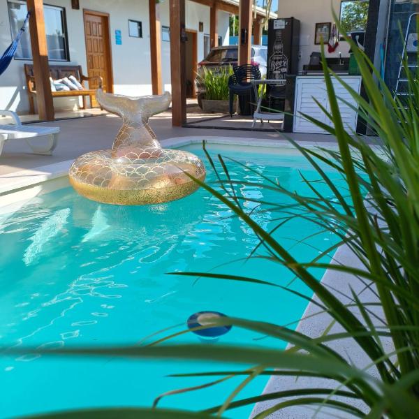 ESPAÇO PÉROLA GUANABARA, 70 Metros do Mar, 4 Suítes independentes COM AR, Área Gourmet Integrada com Piscina,Churrasqueira, 900 Metros de CASTELHANOS, ideal para FAMÍLIAS E AMIGOS