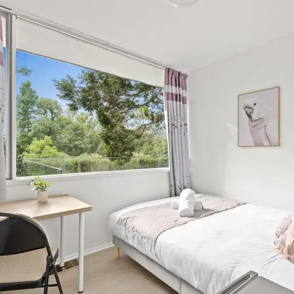 Homely Queen Room Stay - Easy Access in Pymble - Shared Bathroom, hotel em Pymble