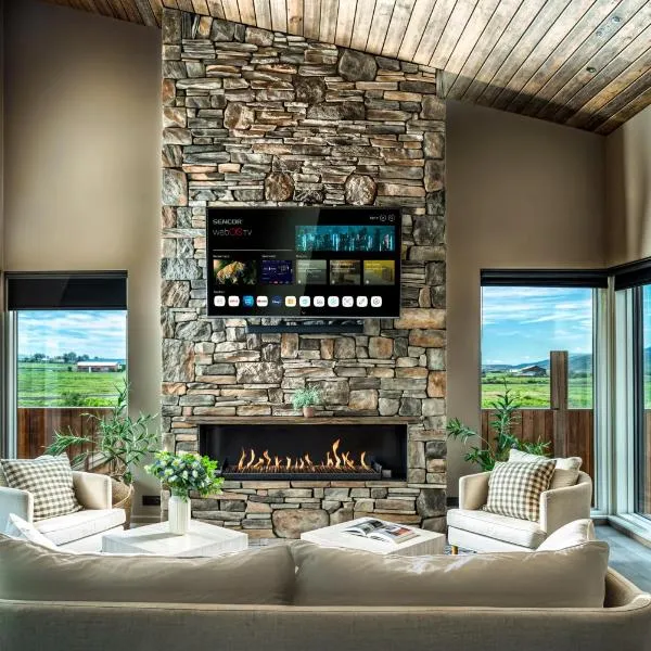Luxury Log Home with a Hot Tub, hotel in Selfoss
