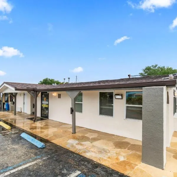 Super 8 by Wyndham Lantana West Palm Beach, hotelli kohteessa Lantana