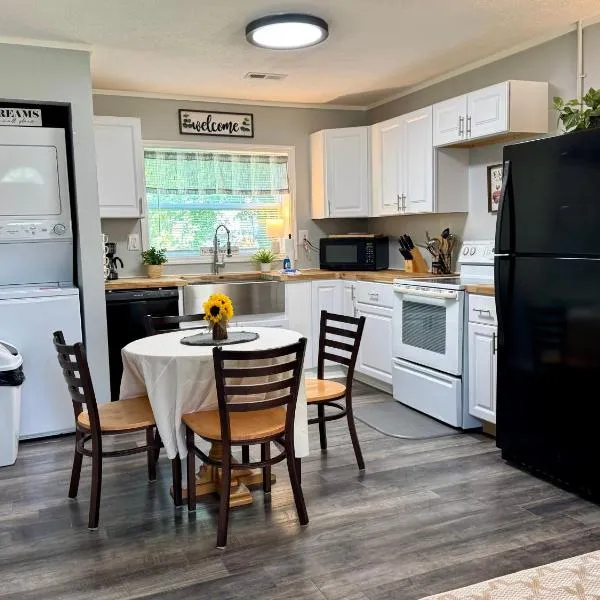 Private 1BR Retreat 10 Min to UT, Downtown, and Hospitals, hotel v destinaci Knoxville