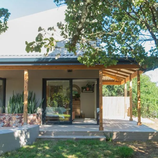Weaver's Nest Cottage - Nature Retreat!, hotel in Gqeberha