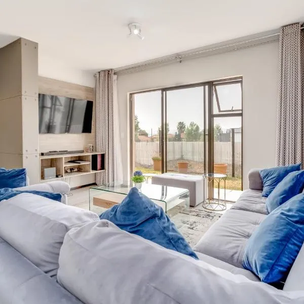 Modern 3-bedroom Apartment in Broadacres Sandton, hotel en Sandton