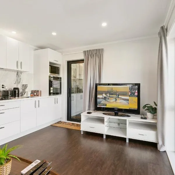 Modern 1 Bed Smart Flat in Upper Hutt with Full Kitchen, Parking - 5 minutes to Brewtown, hotel in Upper Hutt