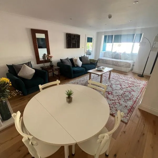 Large one bedroom beach apartment, hotel v destinaci Bel Royal