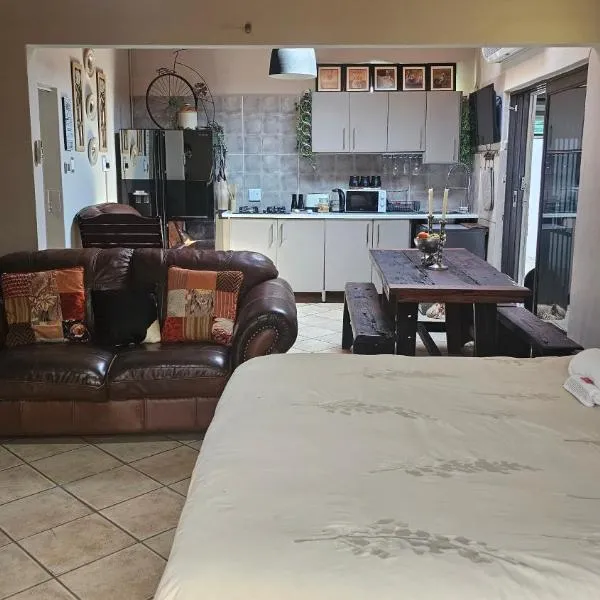 Rose Vintage Cottage, Hotel in Pretoria