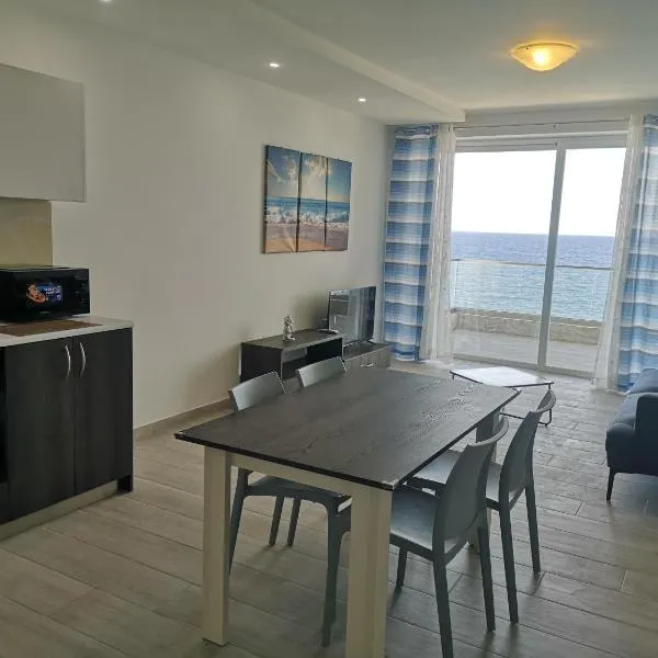 Torri seafront apartments, Hotel in Xgħajra