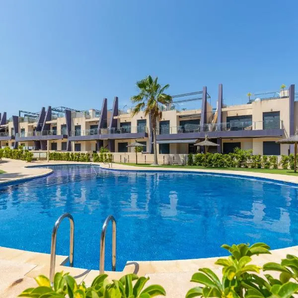 2BD Coastal Gem with Pool & Terrace - Torre de la Horadada, hotel en Torre de la Horadada