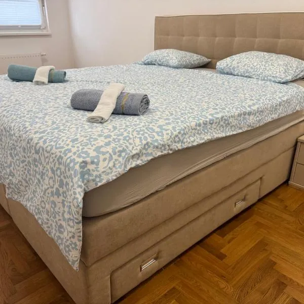 Close to center big terrace city tram garage parking place fast WIFI Super king size bed grocery 1min, hotel in Zagreb