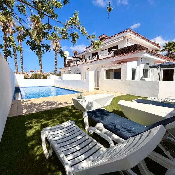 Apartment in villa - RELAXING POOL-FRONT, PRIVATE TERRACE & POOL ACCESS, SOUTH TENERIFE, hotel in Arona