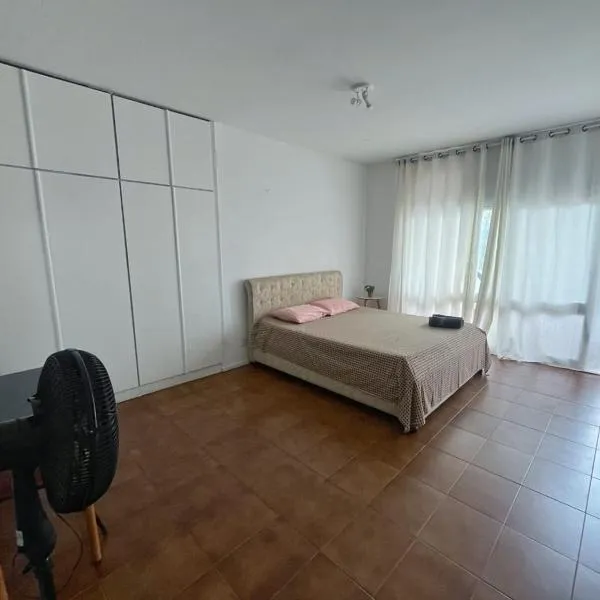 Quarto com Banheiro e Varanda Privados 150m do Mar 4, hotel in Salvador