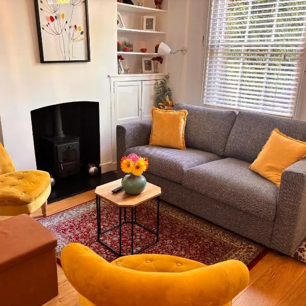 Elegant Riverside Cottage With Free Parking, hotel in Canterbury