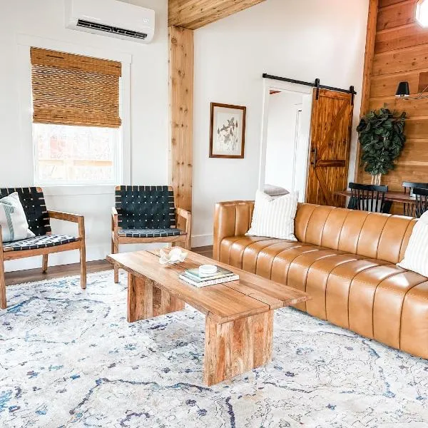 Lakeside Cabin - Serene Retreat with Lake Monroe Views and Wraparound Deck in Brown County, hotel v destinaci Nashville
