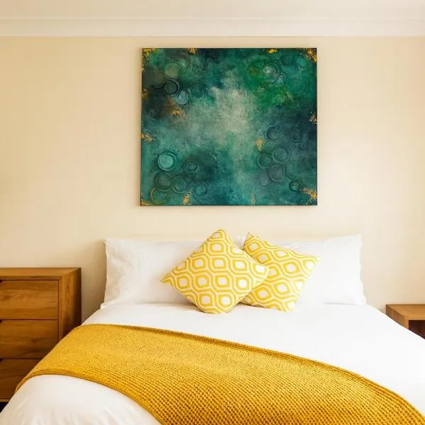 North London Holiday home, Driveway Parking, BBQ and Indoor Jacuzzi hot tub, hotel in Brimsdown Station