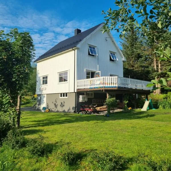 Hus i naturskjønne omgivelser, Hotel in Hopen
