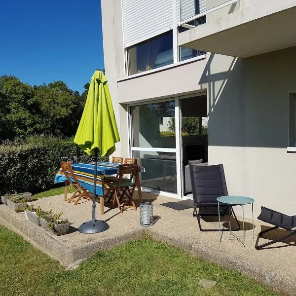 Cocooning house with sea view for 5 people, 3 beds, hotel v destinácii Trébeurden