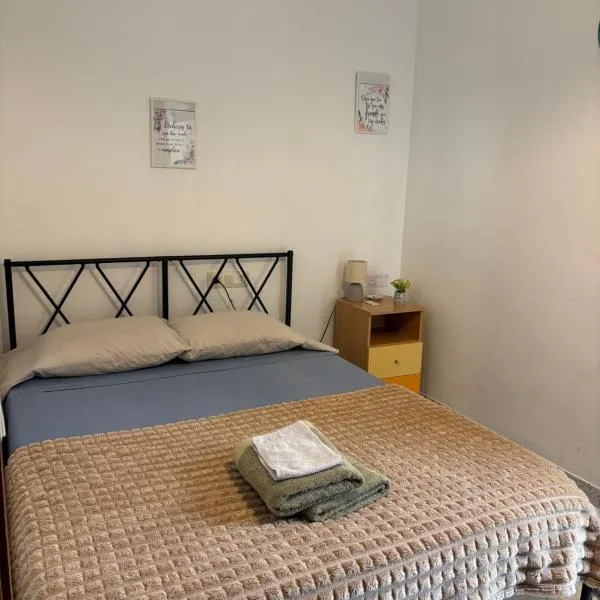 Habitación con baño compartido, hotel in Olot