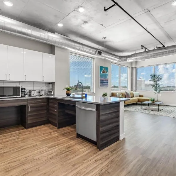 City Vibes 2BR Walk Everywhere in DWNTN St. Pete, khách sạn ở St Petersburg