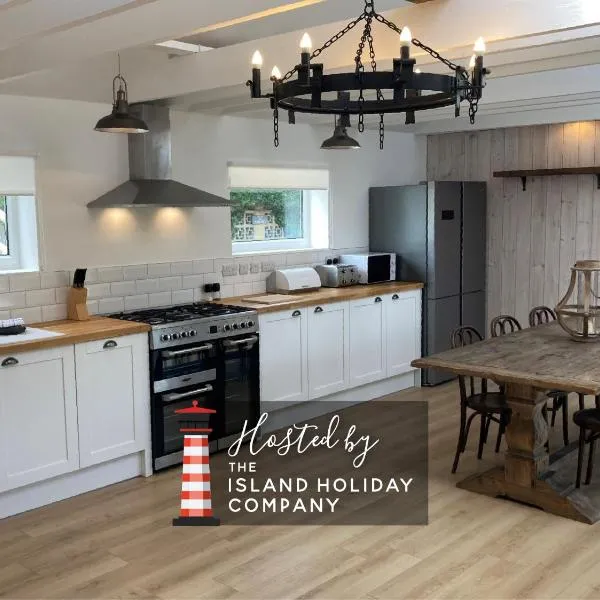 The Gate-Stunning Garden Apartment with Hot Tub in Freshwater Bay, hotel in Freshwater