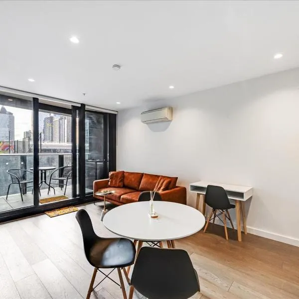 City Vibes With City Views - Pool, Gym, Yoga - Super Central, hotel in Melbourne