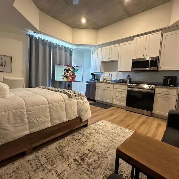 High Rise Downtown Apartment, hotel v destinaci South Bend