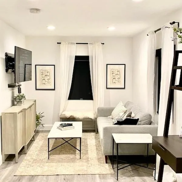 Newly built Guest House near beaches, hotel a Costa Mesa