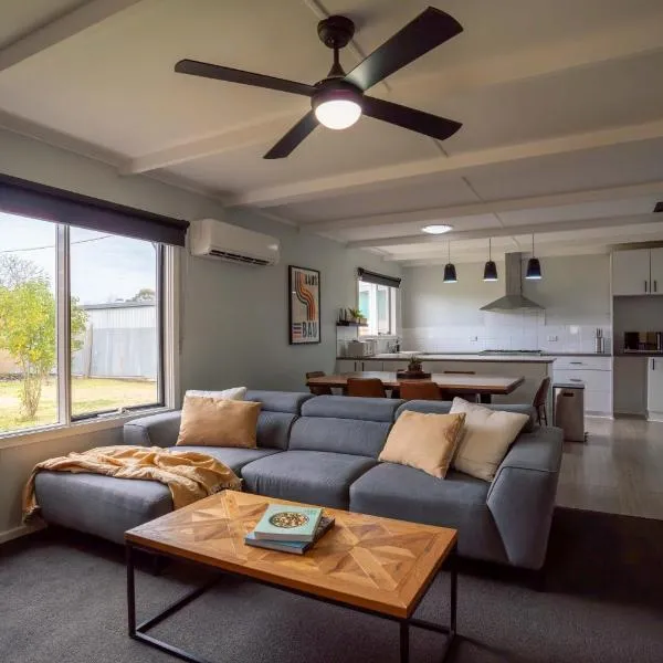 Spacious Kerang Retreat - Stylish & Cosy, hotel in Kerang
