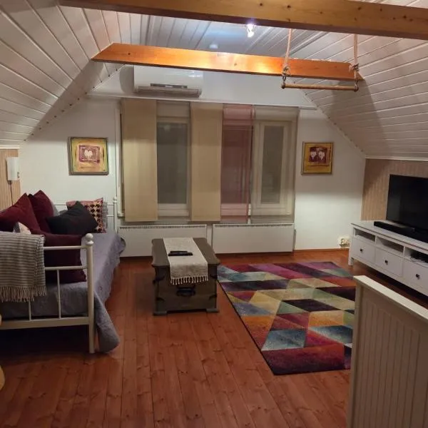 Guesthouse Onnia, kattohuoneisto Siurossa, hotel di Siuro