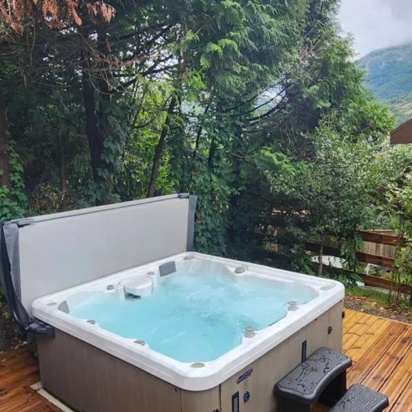 home du Morel - chalet cosy - jacuzzi privé - calme、Bellecombeのホテル