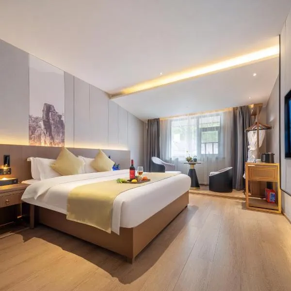GUI YUAN ZHEN PIN HOTEL - Zhangjiajie National Forest Park Store -Free one way pick up service over 2 night-English speaking customer service, hotel in Zhangjiajie