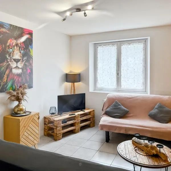 Logement de 40m2 de plein pieds dans une maison avec parking et terrasse, hotel in Jussac